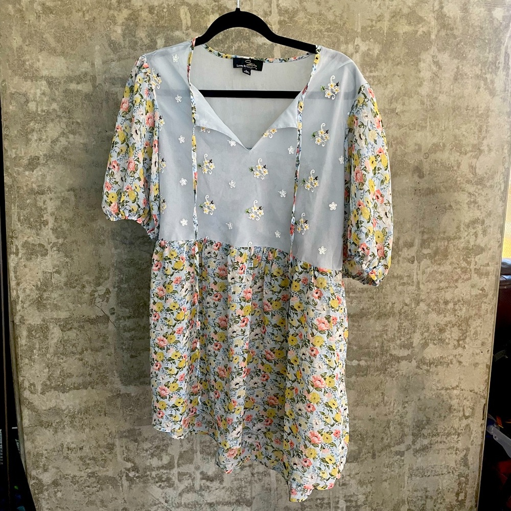 Floral blouse w embroidered top